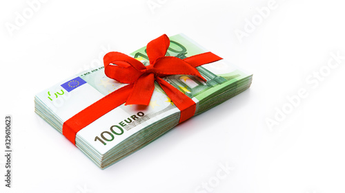 Geldbündel mit roter Schleife isoliert