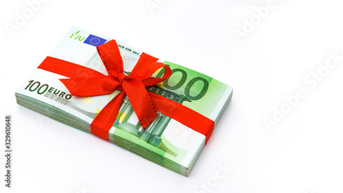 Geldbündel mit roter Schleife isoliert