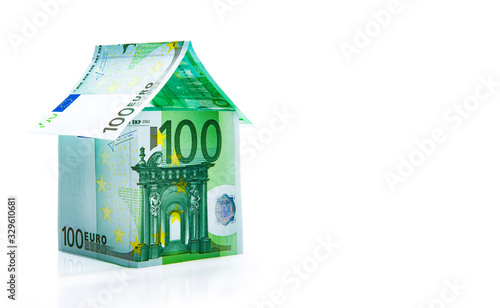Haus aus Geldscheinen isoliert