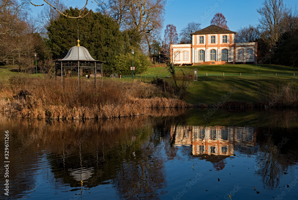 Blick auf das Prinz-Emil-Schlößchen im Prinz-Emil-Garten in Darmstadt in Hessen, Deutschland Blick auf das Prinz-Emil-Schlößchen im Prinz-Emil-Garten in Darmstadt in Hessen, Deutschland
