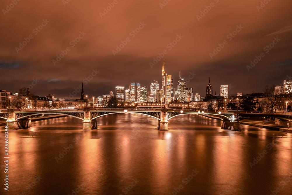 Frankfurt Skyline Abendrot bei Sonnenuntergang 