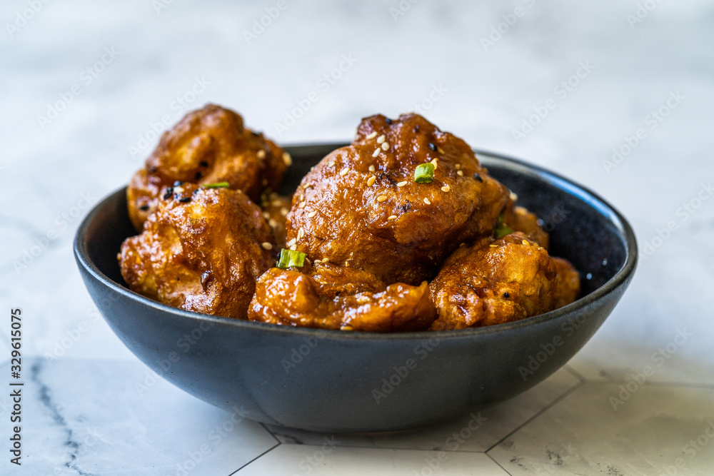 Cauliflower Tempura / Moroccan Style Fried Florets. Healthy Organic Vegan or Vegetarian Food with Sesame Seeds. Cauliflower Tempura / Moroccan Style Fried Florets. Healthy Organic Vegan or Vegetarian Food with Sesame Seeds.