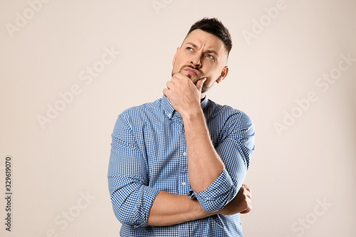 Foto Emotional man in casual outfit on grey background