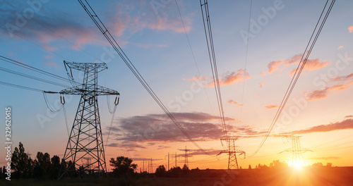 Εκτύπωση καμβά The silhouette of the evening electricity transmission pylon
