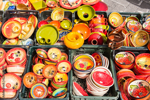 Buntes Keramikgeschirr auf dem Markt