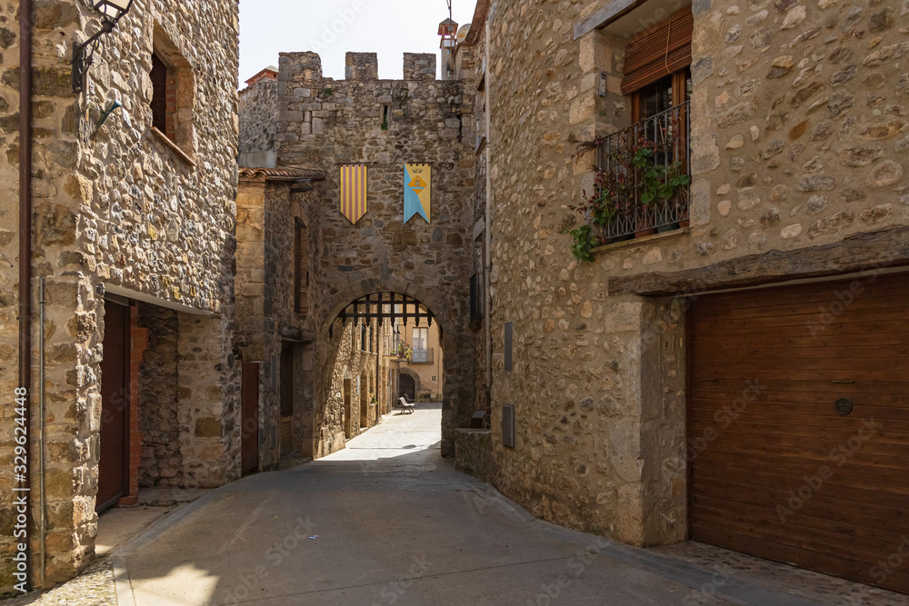 Gateway to the walled enclosure of the historic center of Sant Llorenzo of La Muga.