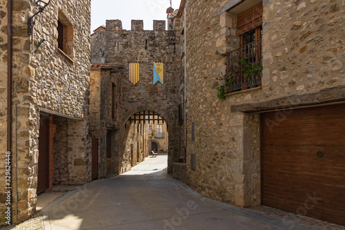 Fototapeta Naklejka Na Ścianę i Meble -  Gateway to the walled enclosure of the historic center of Sant Llorenzo of La Muga.
