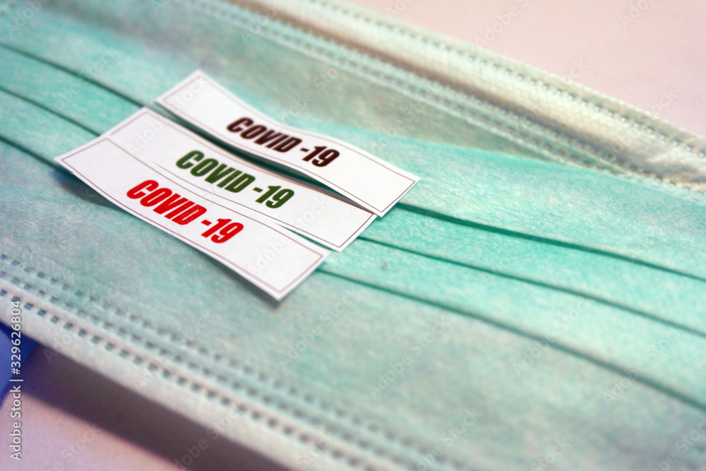 Obraz premium Covid-19, Corona virus writhed on paper Negative testing etiquette on face mask