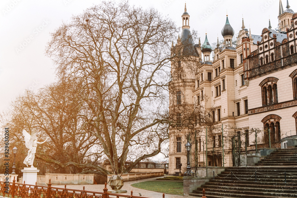 Obraz premium An ancient castle and a Park around it.