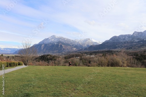 Parc du ch  teau de l   chelle dans La Roche sur Foron - ville La Roche sur Foron - D  partement Haute Savoie - France - Grand espace vert