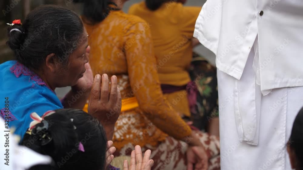Video „Blessing and cleansing in Hinduism as priest pours water into
