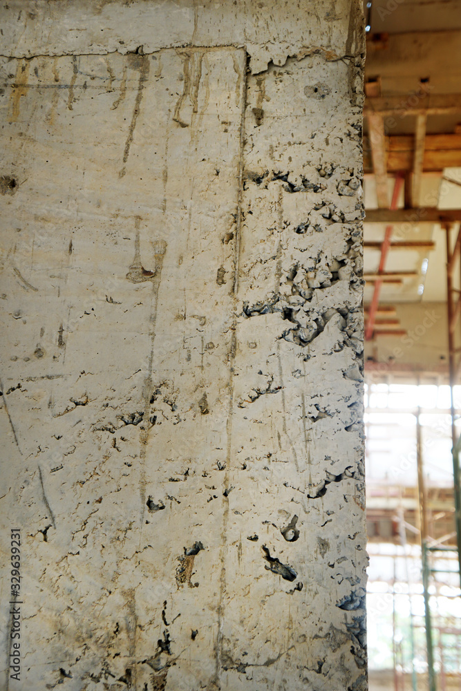 The hole or gap on the surface of the concrete post is caused by uneven cement. Problems that are most common in building construction The hole or gap on the surface of the concrete post is caused by uneven cement. Problems that are most common in building construction
