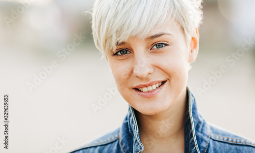 Photos casual portrait of beautifu blond young woman outdoors