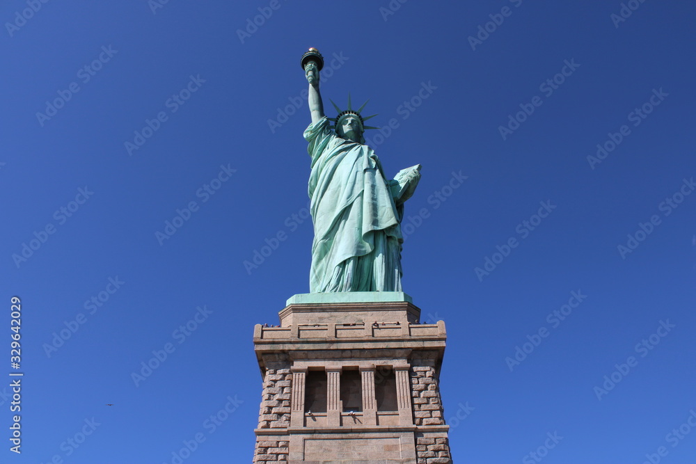Fototapeta premium Statua Wolności from Liberty Island Clear Sky