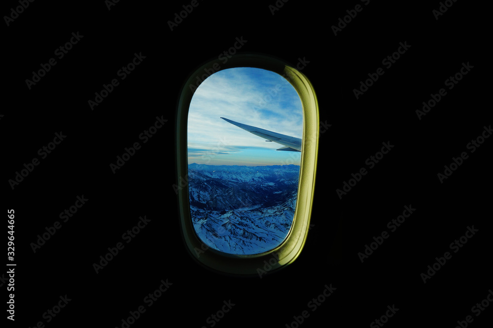Cordillera de los Andes vista desde una pequeña ventana de avión Cordillera de los Andes vista desde una pequeña ventana de avión