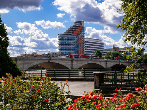 Photography Beautiful landscape of Putney bridge structure across Thames river in a sunny da