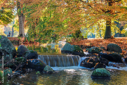 Obraz na płótnie Park Mużakowski, jesień, kolorowe liscie, tło, bad Muskau, trees, autumn, leaves, long exposure time w salonie