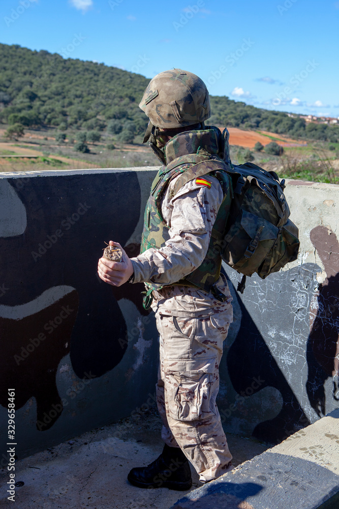 Naklejka premium soldier prepared to throw a grenade