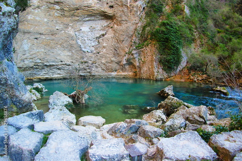 Fotografía fontaine de vaucluse, parc national du lubéron dans le vaucluse