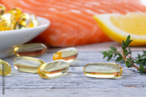 Canvastavla Handful of omega 3 softgels and salmon filet
