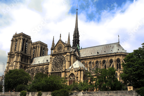  cadre of notre-dame, seen from the river seine © t_rafael