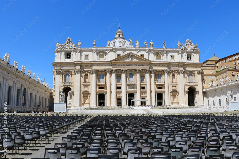 Obraz premium St. Peter's Basilica, historic building in the vatican