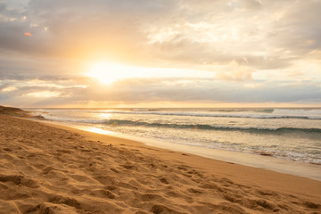 Keuken achterwand Strand zonsondergang Gouden zonsondergang boven kalme zee  © Lucia Figueredo