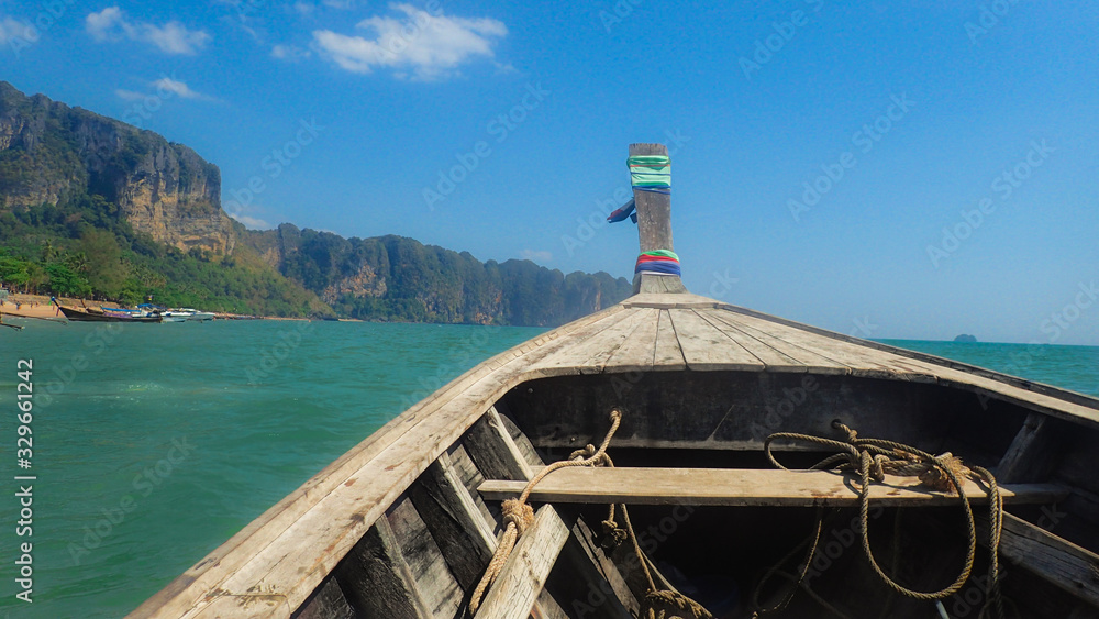 Krabi Tajlandia, Railay beach, plaża, woda, błekit, natura, łódka, raj, morze, klify, niebo, wakacje, lato,