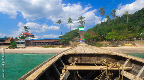 Krabi Tajlandia, Railay beach, plaża, woda, błekit, natura, łódka,  raj, morze, klify, niebo, wakacje, lato, 