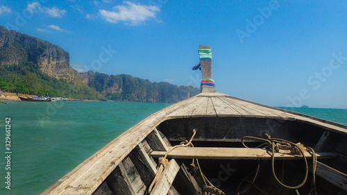 Obraz na płótnie Krabi Tajlandia, Railay beach, plaża, woda, błekit, natura, łódka, raj, morze, klify, niebo, wakacje, lato, w salonie