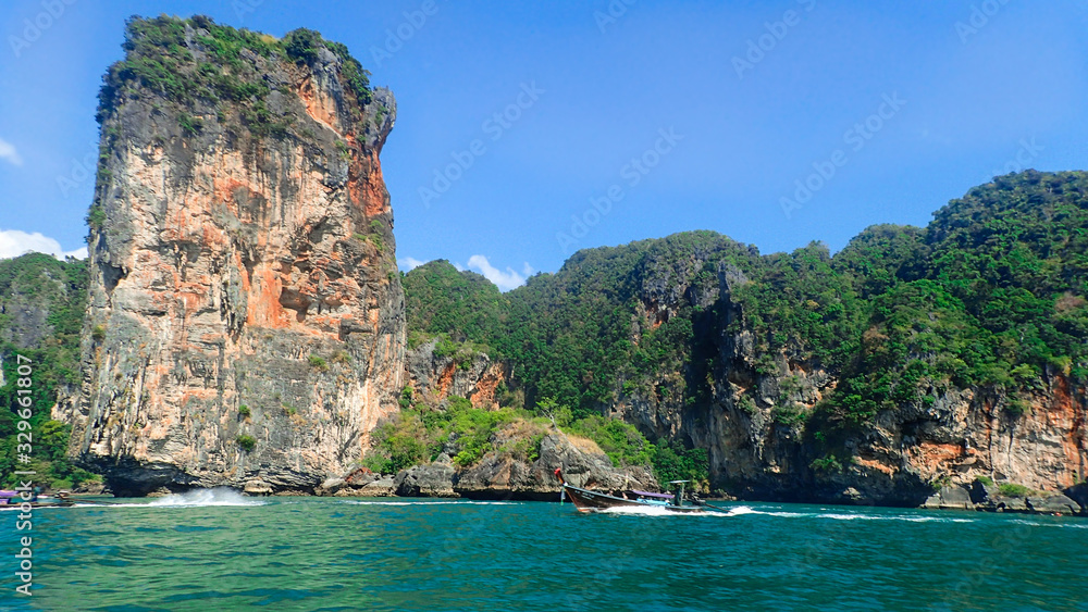 Krabi Tajlandia, Railay beach, plaża, woda, błekit, natura, łódka, raj, morze, klify, niebo, wakacje, lato,