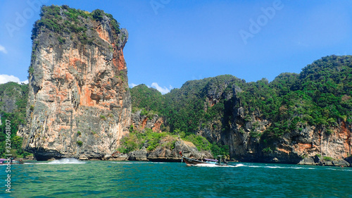 Obraz na płótnie Krabi Tajlandia, Railay beach, plaża, woda, błekit, natura, łódka, raj, morze, klify, niebo, wakacje, lato, w salonie