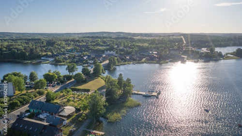 Foto Beautiful aerial view photo from drone on Trakai city, located near Galve lake in Lithuania