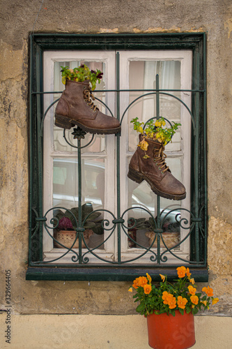 Botas maceta en ventana de lisboa photo