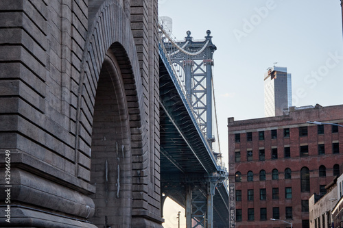 Fototapeta Naklejka Na Ścianę i Meble -  Manhattan bridge from low angle