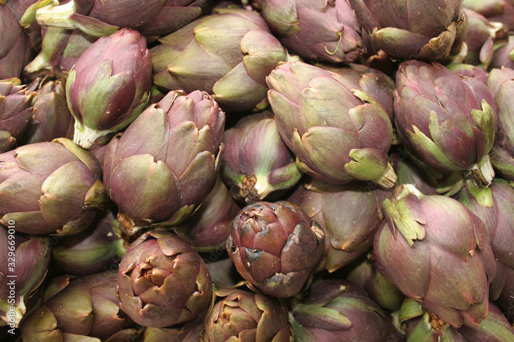 Obraz premium A pile of purple artichokes