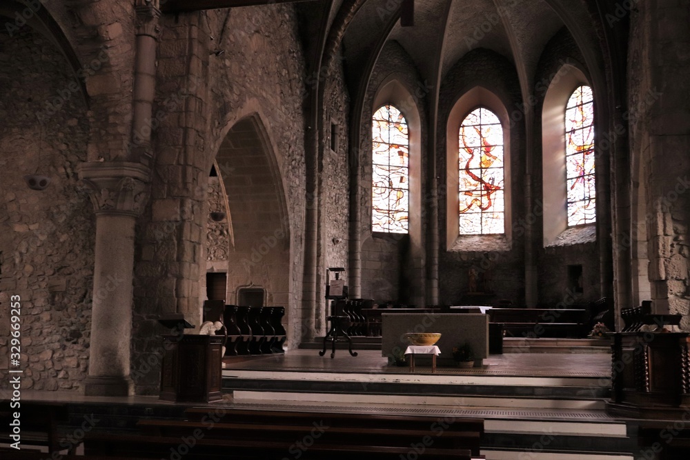 Fototapeta premium Eglise catholique Saint Jean Baptiste dans La Roche sur Foron construite au 13 ème siècle - ville La Roche sur Foron - Département Haute Savoie - France - Intérieur de l'église