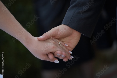 Dłonie z obrączkami, ślub