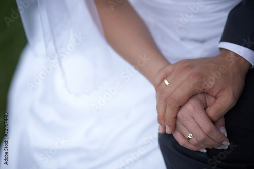 Dłonie z obrączkami, ślub © arteffect.pl