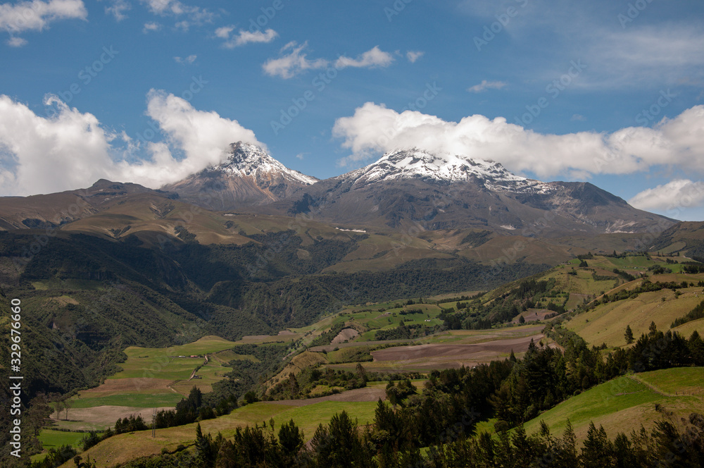 Fototapeta premium The Ilinizas volcano