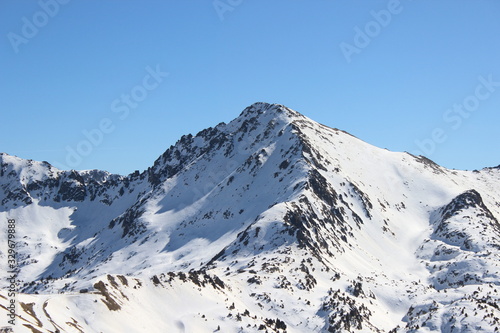 Montaña cubierta de nieve