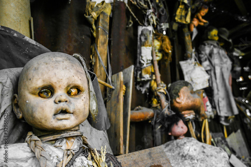 Creepy old dolls in the abandoned Island of the Dolls, Xochimilco, Mexico City Fototapet