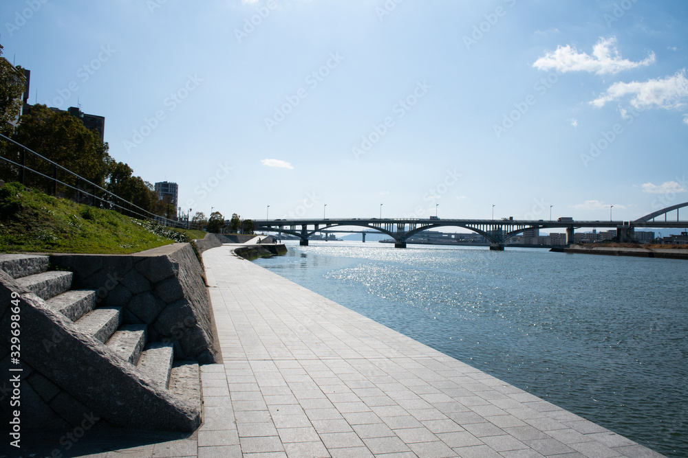 Fototapeta premium 広島県の川沿いの風景