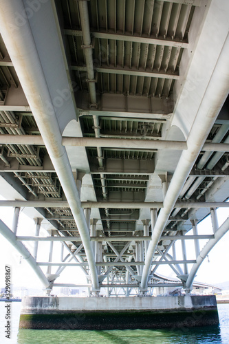 広島県の川沿いの風景 橋の下 © illustdesignsLab