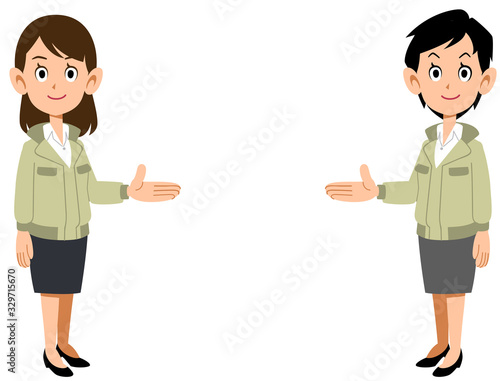 紹介する作業着着用の女性社員