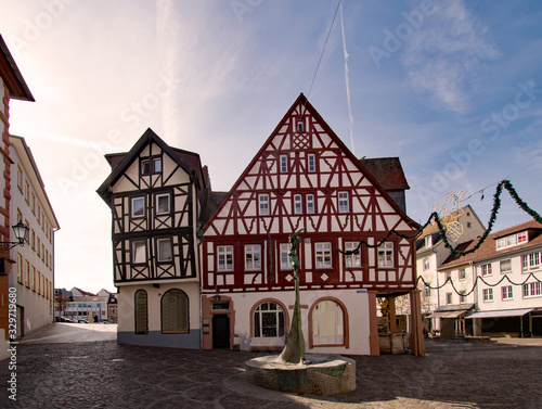 Fachwerkhäuser in den Straßen der Altstadt von Alzey in Rheinland-Pfalz, Deutschland 