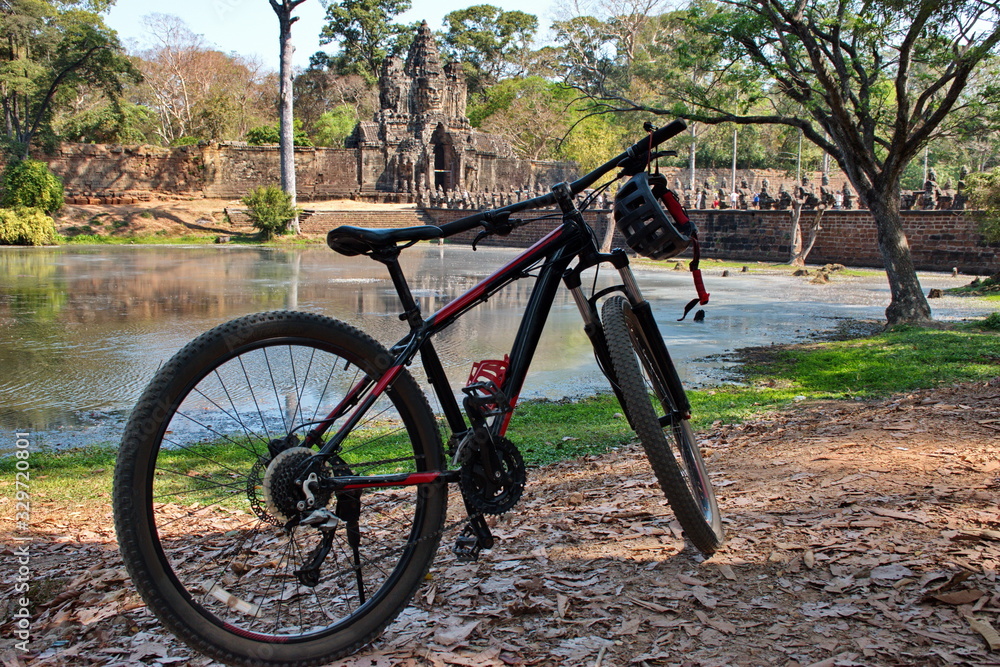 Obraz premium Bicycle in front of stone Gate of Angkor Thom in Cambodia