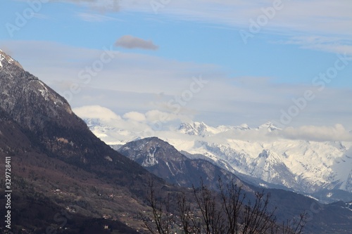 La chaîne montagneuse des Aravis ou massif des Aravis en Haute Savoie vu du côté ouest depuis le village de La Roche sur Foron - Département Haute Savoie - Région Rhône Alpes - France 