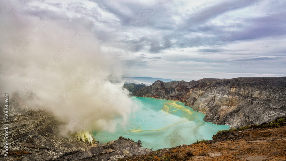 Vulkan ijen smoke sulfuric acid lake Indonesia the island of Java Vulkan ijen smoke sulfuric acid lake Indonesia the island of Java