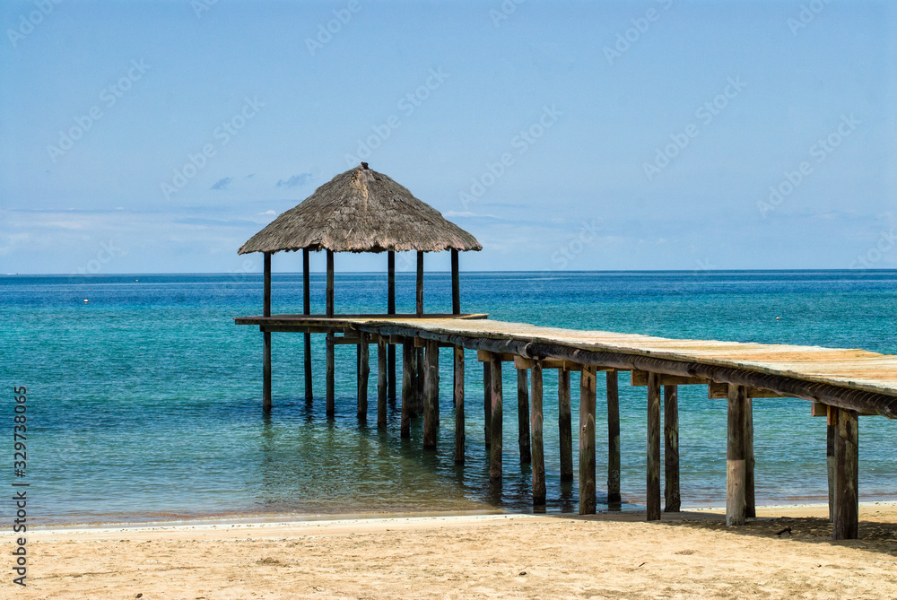 Ponton sur une plage de l'île de Mayotte.
